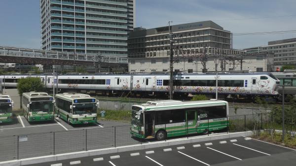 ２F待合ホールから見える市営バスと特急電車