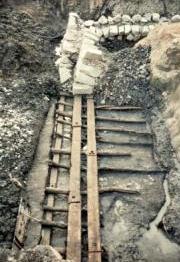 本丸跡の発掘調査でみつかった石垣と梯子胴木組の画像