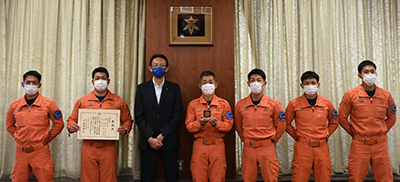 表彰状と共に写真に写る濱田市長と消防本部職員