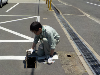 市内道路上で計測している朝田の画像