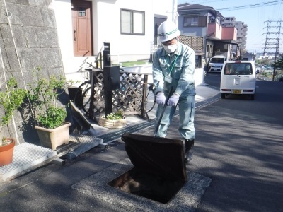 市内の道路上で作業をする上原の画像