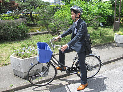 自転車に乗る吉岡の画像