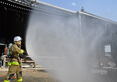 本照寺で消火訓練を行う消防隊員