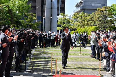 登庁する濱田市長