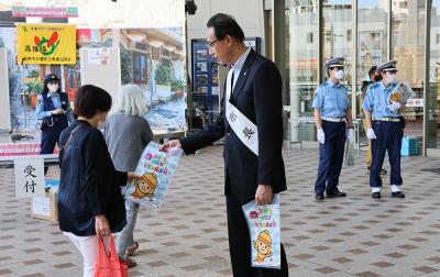 啓発グッズを配布する濱田市長