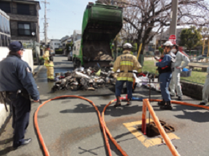 車両火災の現場検証の様子