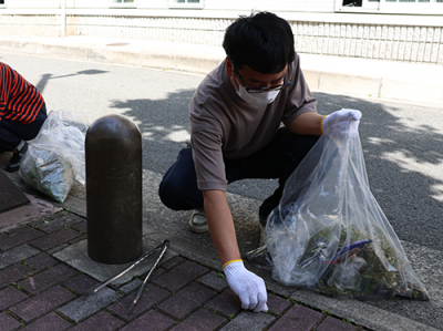 ゴミを拾う市民