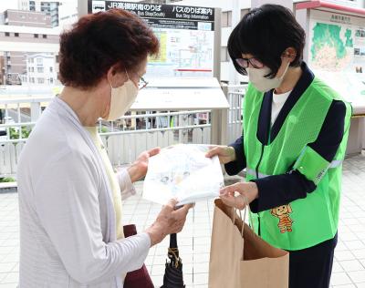 市職員が街頭啓発を実施している様子