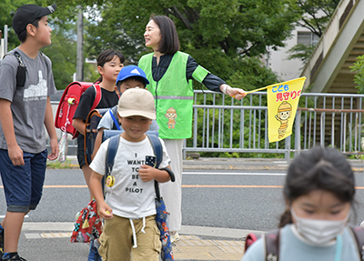 児童の登校を見守る市職員