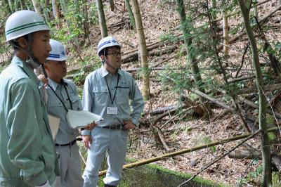 土石流の危険個所を確認する市職員と府職員