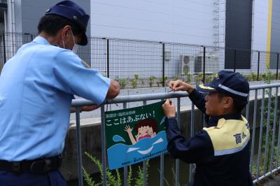 新しい看板に交換している写真