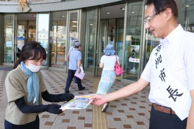 通行人に啓発グッズを手渡す濱田市長