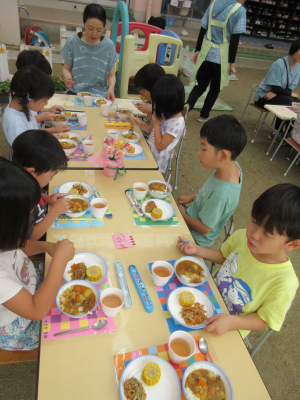 カレーを食べている様子