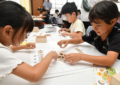 将棋崩しで遊ぶ児童