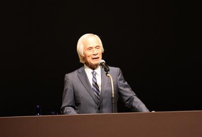 講演する堀江謙一さん