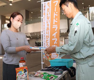 フードドライブに寄付を行う来場者