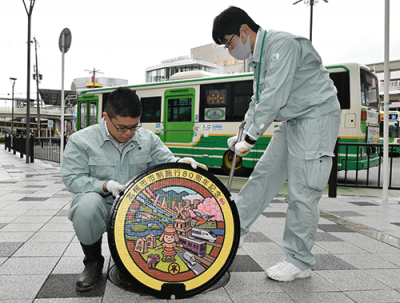 マンホールふたを設置する職員