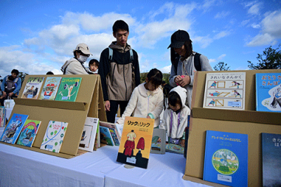 青空図書館で本を選ぶ来場者