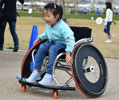 パラスポーツ体験をする来場者