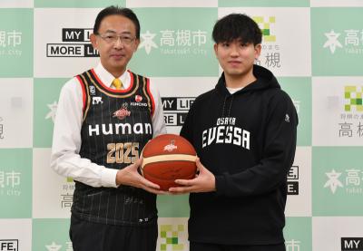濱田市長と飯尾選手の写真