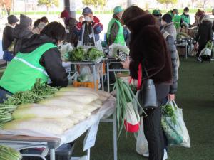 野菜を購入する様子
