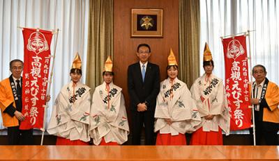 4人の福娘と濱田市長