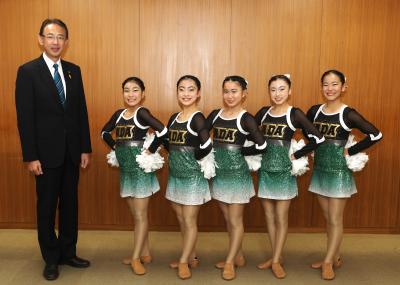 濱田市長とチアダンスチームの写真