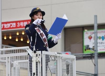 DJポリスとして交通ルールを呼びかける一日警察署長の近藤由紀さん