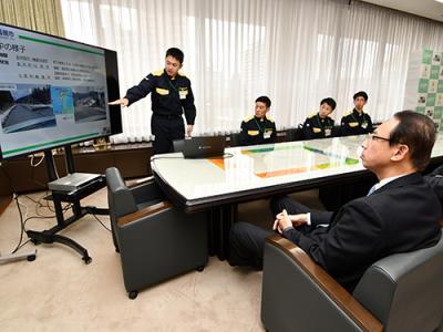 濱田市長に被災地での活動内容を説明する職員