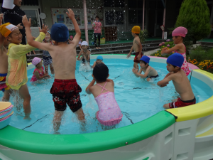 プールで遊ぶ園児たち