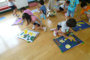 絵を描く園児たち