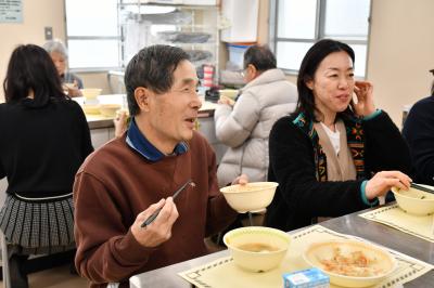 給食を試食する受講者