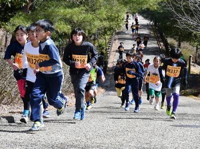 公園を駆け抜ける小学生たち