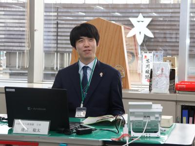 将棋のまち推進課長席に座る藤井王将の写真