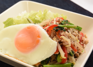 野菜たっぷり鶏ひき肉のみそ炒め丼