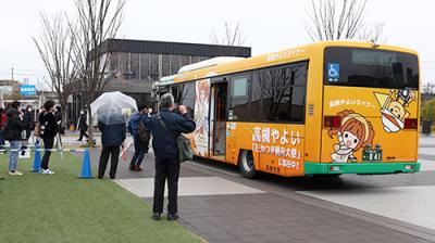 やよいライナーを見学する来場者