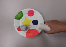 完成した「お皿のけん玉」の遊び方の写真