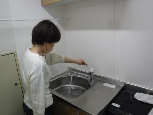 取替後にお湯ではなく水を出して確認している写真です