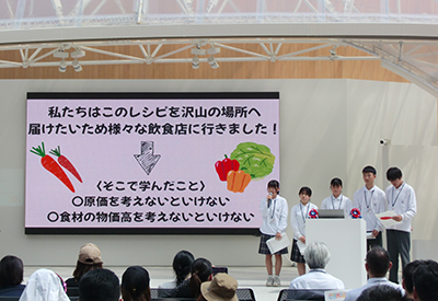 万博会場のステージで学習成果を発表する生徒たち