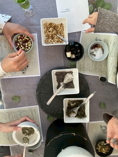 ハーブを使ったバスソルト作りの写真