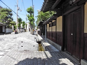 建物と道路が醸しだす趣のある風情の画像