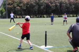 合同スポーツ体験教室で野球をする少年
