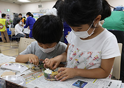 クリーンフェスタで工作をする女の子と男の子