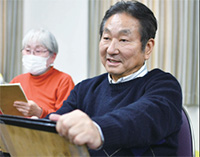 クロッキーをする男の人と女の人