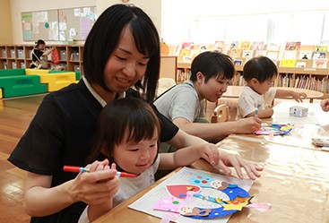 ササ飾りを作る親子
