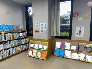 図書コーナー左