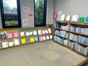 図書コーナー右