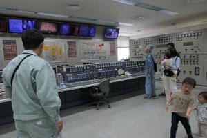 エネルギーセンター第二工場中央制御室見学風景