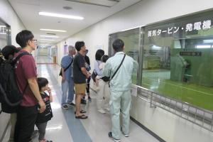 エネルギーセンター第二工場蒸気タービン発電機見学風景