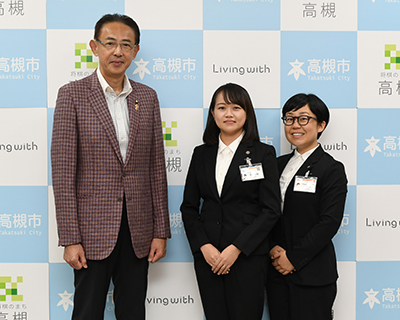 浅野さん、山田さんと濱田市長の写真